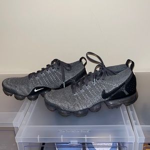 EUC unisex Nike FlyKnit Vapormax size 8mens or 10 ladies. Gray & black colors